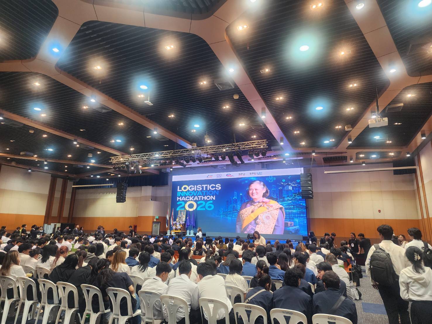 คณะโลจิสติกส์ มหาวิทยาลัยบูรพา ขอแสดงความยินดีและร่วมส่งกำลังใจแก่นิสิตจำนวน 2 ทีม จากคณะโลจิสติกส์ เพื่อผ่านเข้าสู่รอบตัดสิน (Final Round) ชิงถ้วยพระราชทานสมเด็จพระกนิษฐาธิราชเจ้า กรมสมเด็จพระเทพรัตนราชสุดาฯ สยามบรมราชกุมารี ในการแข่งขัน LOGISTICS INNOVATION HACKATHON 2026